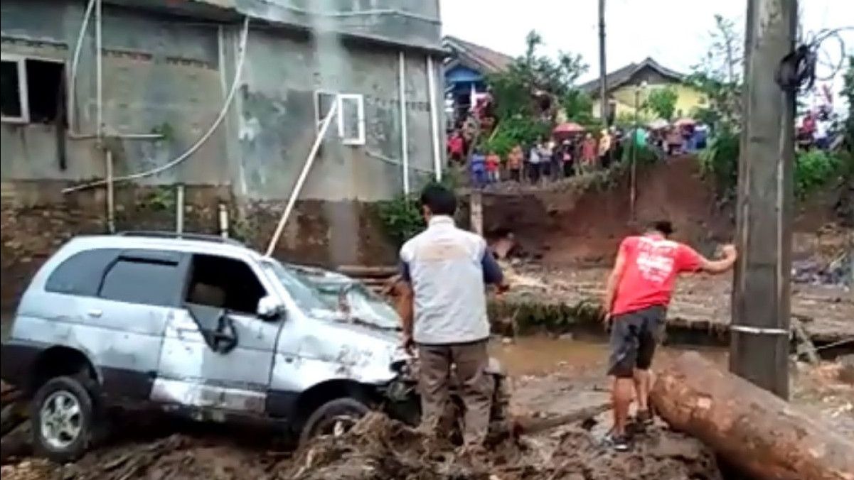 Bencana Banjir Bandang di Sukabumi Hanyutkan Beberapa Mobil