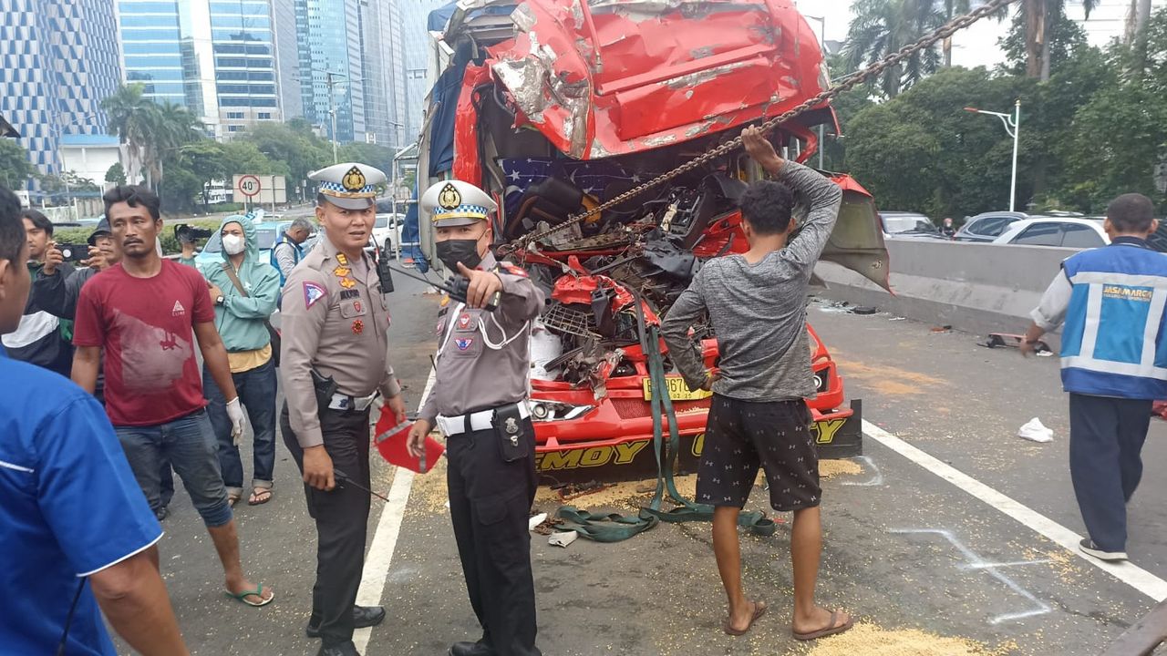 Truk Tabrak Truk di Tol Dalam Kota: Satu Sopir Tewas, Sopir Lainnya Kabur