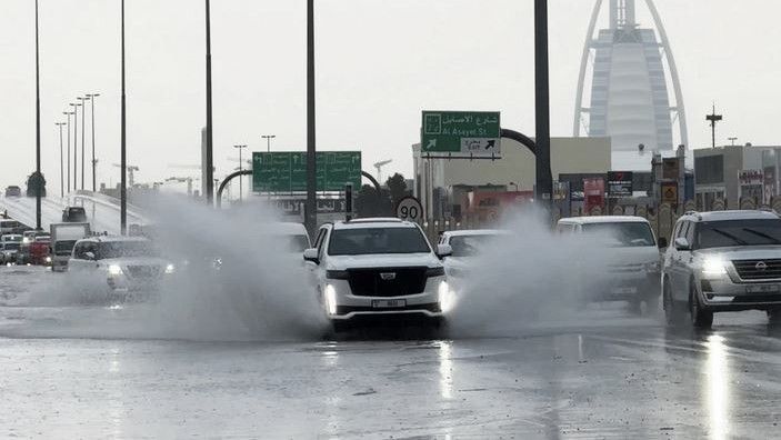 Banjir Bandang di Dubai, Satu Orang Lansia Tewas Usai Terjebak di dalam Mobil