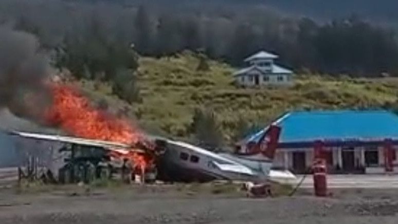 Pesawat kargo Amole Air di Puncak Papua Tengah Tabrak Pos hingga Terbakar, Diduga Kehilangan Keseimbangan