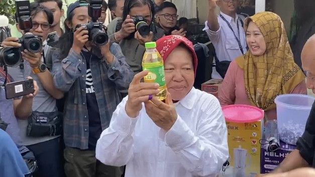 Bahagianya Risma Usai Nyoblos Dapat Doorprize Minyak Goreng Kemasan