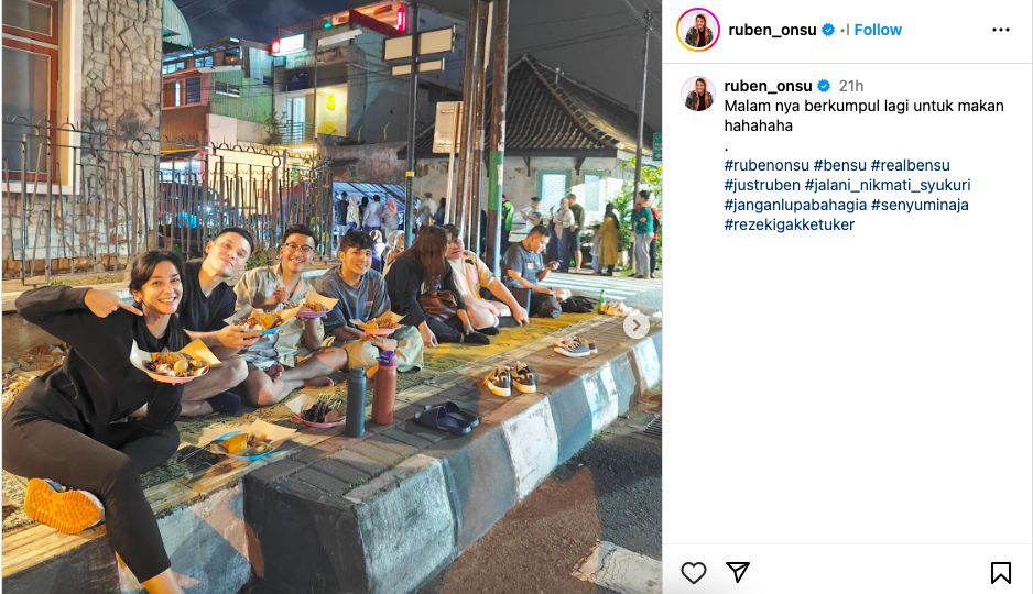 Ruben Onsu Makan di pinggir jalan