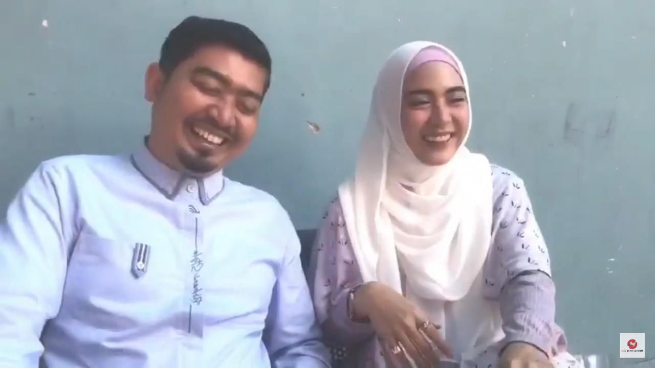 Ustaz Solmed dan April Jasmine (Foto: YouTube/Hitz Infotainment)