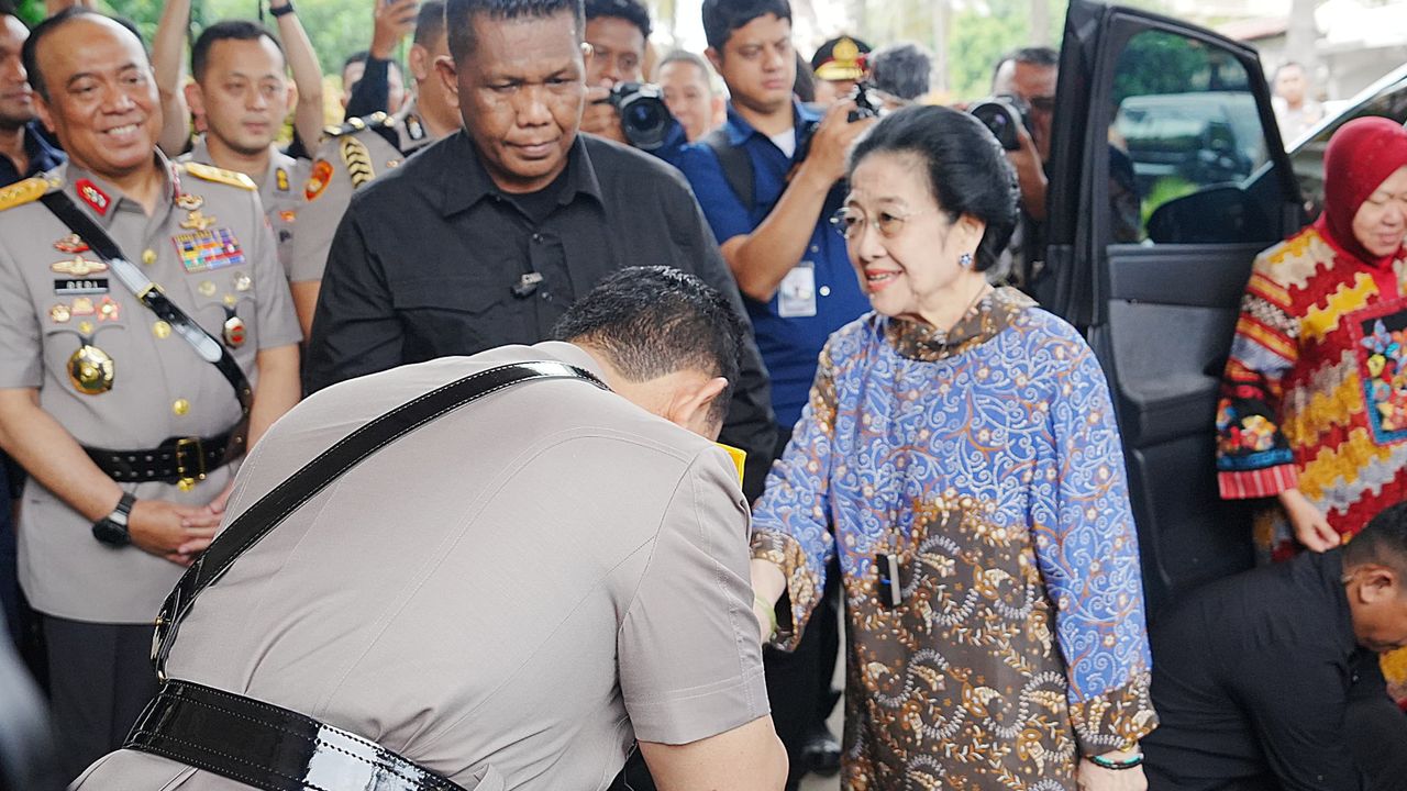 Kapolri Cium Tangan Megawati Saat Bertemu di Hari Ulang Tahun Meri Hoegeng