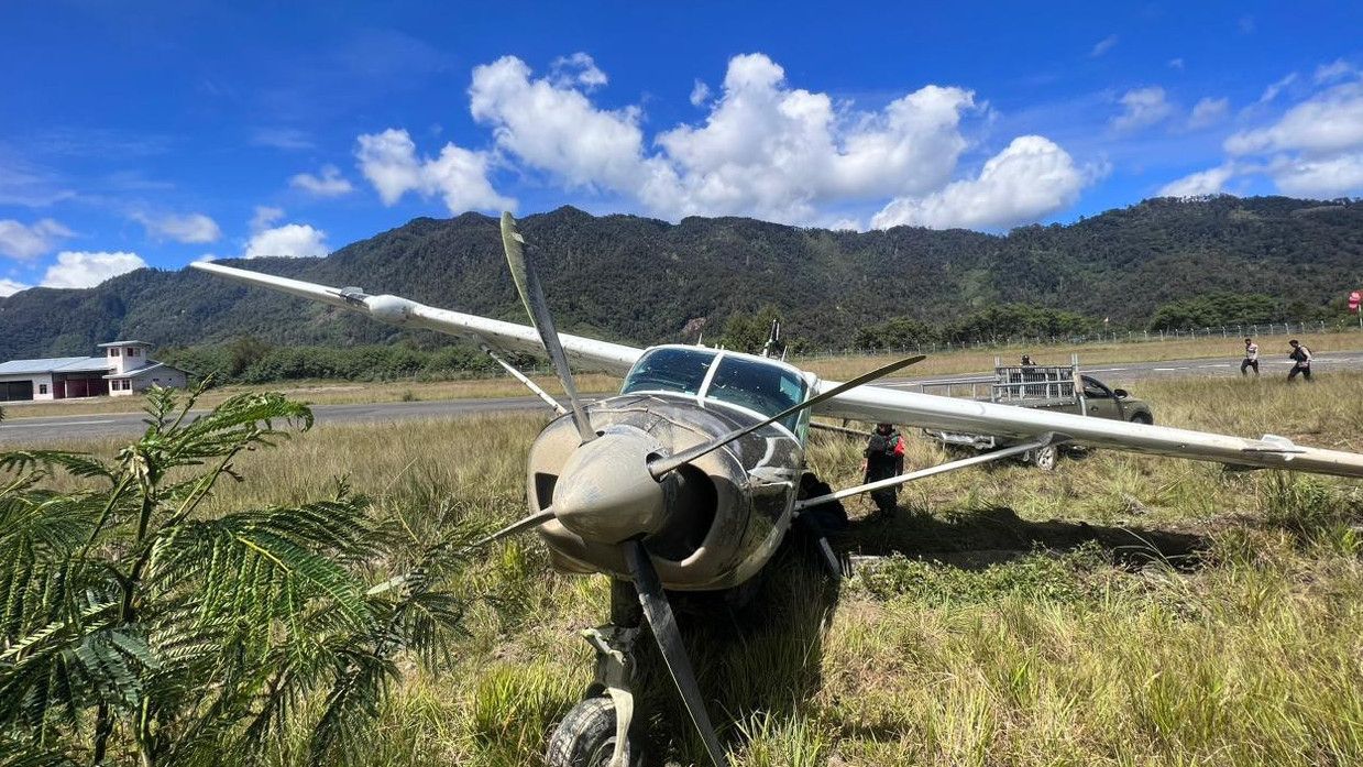 Ban Kiri Pecah, Pesawat Smart Air Alami Crash Landing di Bandara Bilorai Sugapa Papua