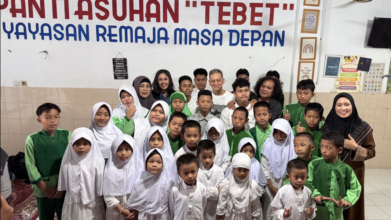 Fariz RM Salurkan Uang Donasi Hasil Lelang Jaket dan Lukisan ke Panti Asuhan