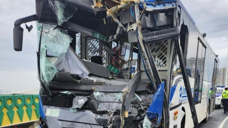 Sopir Tertidur Jadi Penyebab Dua TransJakarta Adu Banteng di Cipulir Pagi Ini