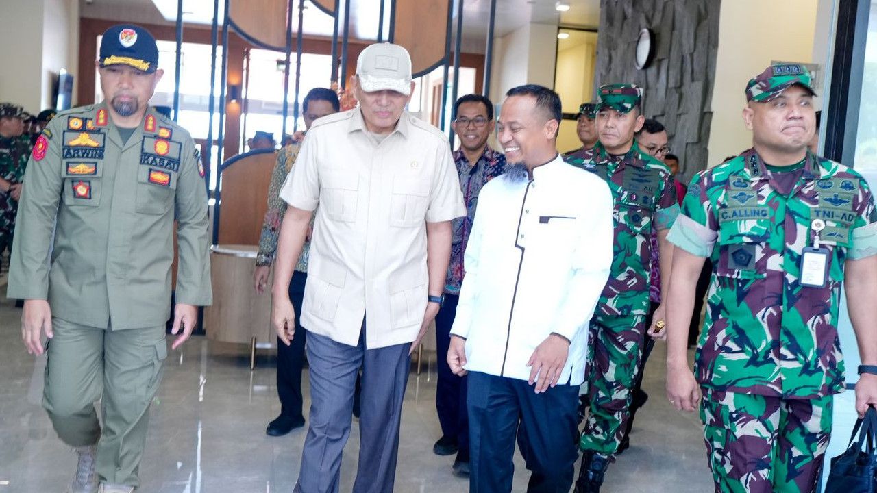 Menhan Sjafrie Mudik Sambil Kerja di Sulsel, Disambut Hangat Gubernur Sudirman