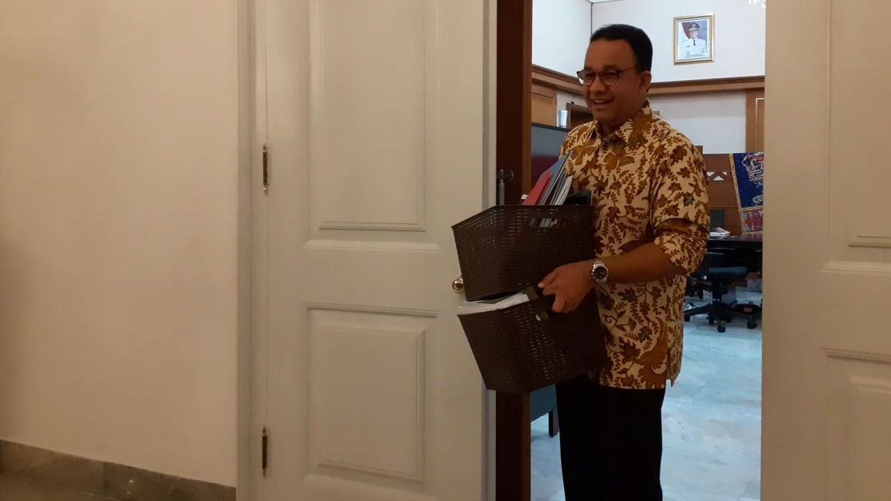 Momen Anies Kemasi Barang Pribadi dan Tinggalkan Balai Kota Jakarta: Banyak Kenangan di Tempat Ini