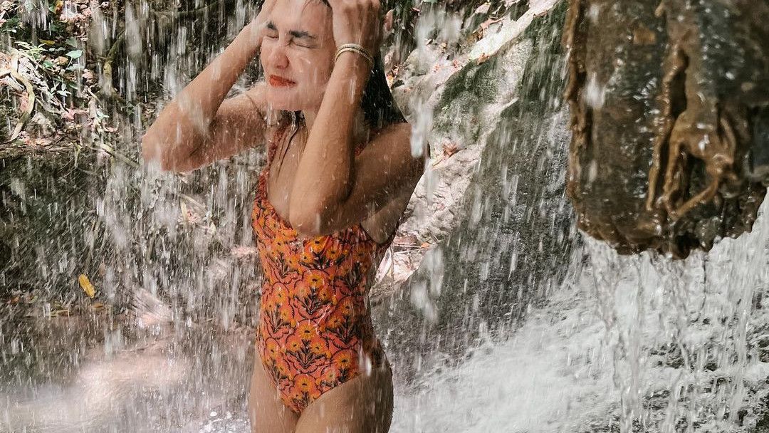 Pamer Tubuh Langsing Saat Basah-basahan di Air Terjun, Potret Luna Maya Pakai Bikini Seharga Rp8 Juta