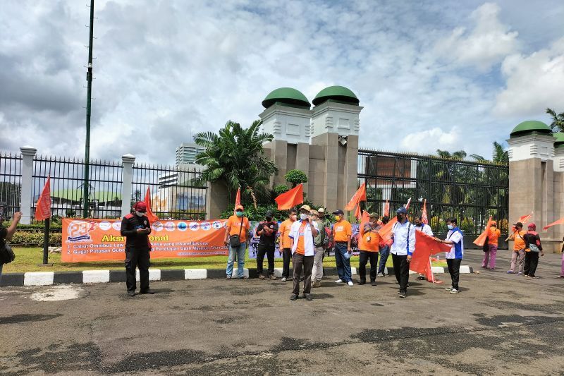 Massa Buruh Geruduk DPR Gelar Aksi Protes Terkait Cipta Kerja dan Nilai Ambang Batas Presiden