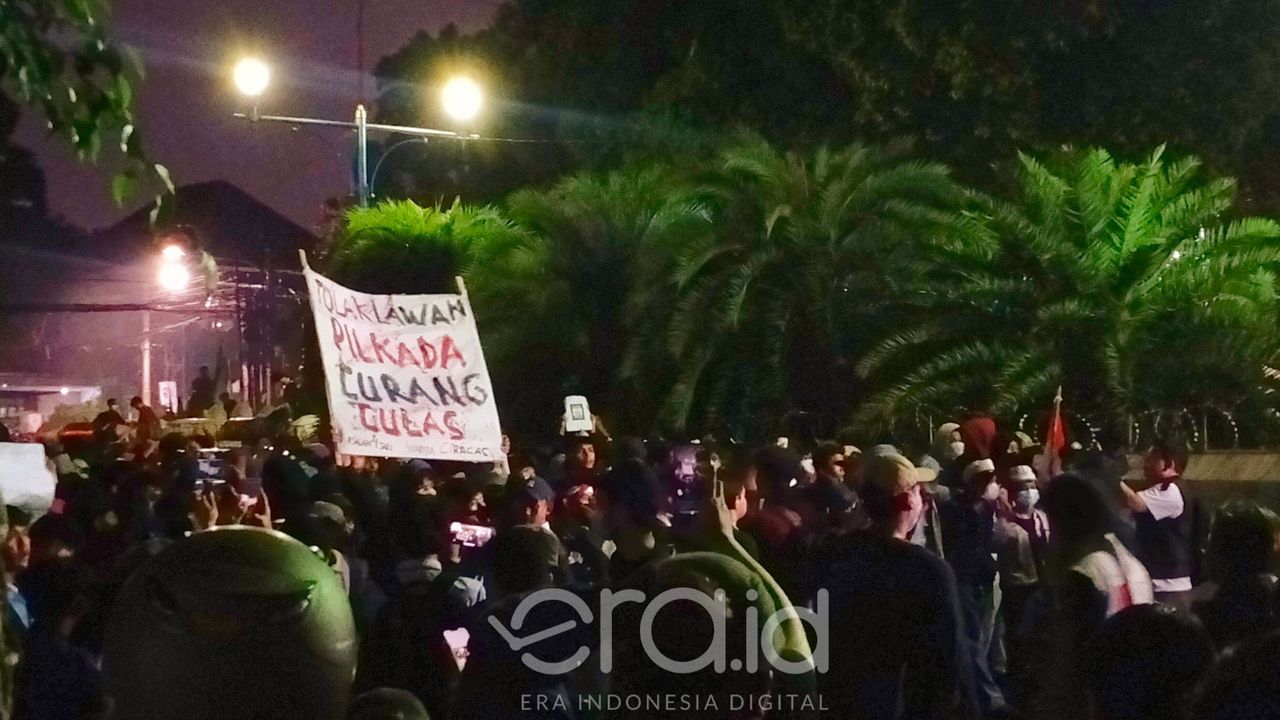 Massa Demo di Depan KPU Sempat Coba Provokasi dengan Lempar Botol