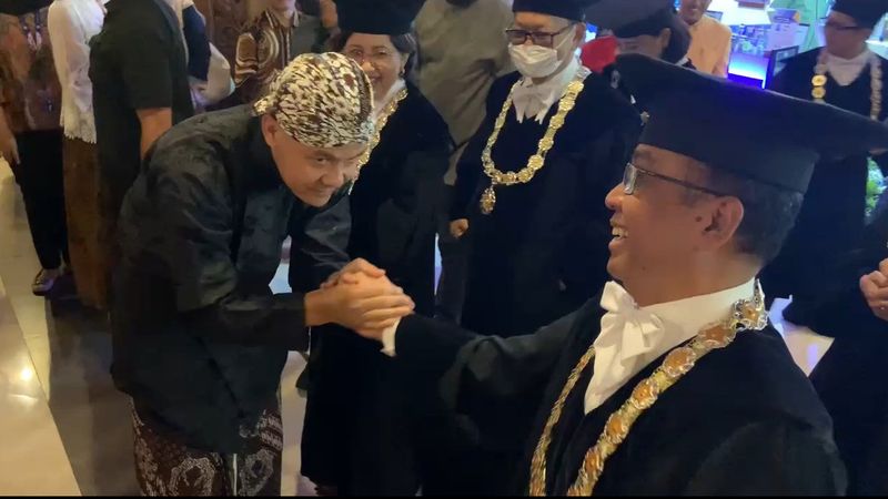 Hadiri Dies Natalis Ke-74 UGM, Ganjar Pakai Pakai Baju Adat Jawa ...