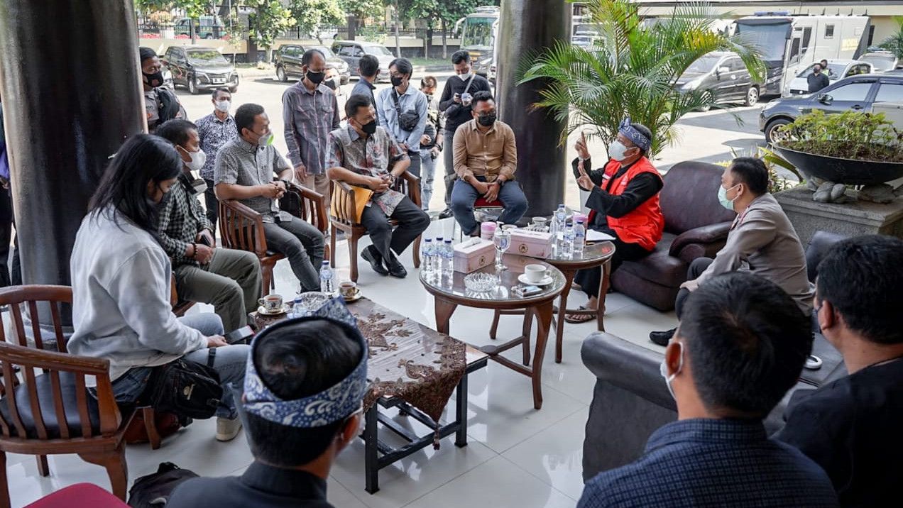 Rekaman Suara Isak Tangis Gan Bonddilie, Protes PPKM dengan Gorok Leher dan Tusuk Perut Sendiri di Depan Gedung Pemkot Bandung
