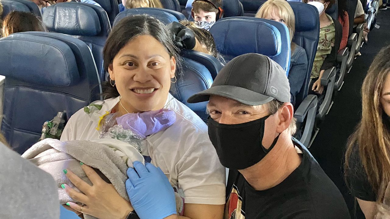 Langka, Bayi Lahir di Pesawat Berisi Dokter dan Tiga Perawat Persalinan