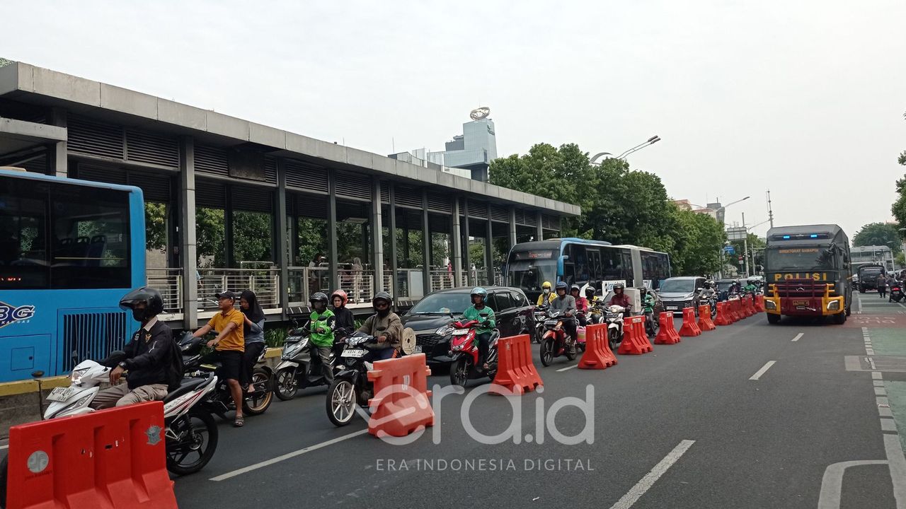 Macet! Sebagian Jalan Salemba Raya Depan Kantor KPU DKI Jelang Pendaftaran Cagub Ditutup