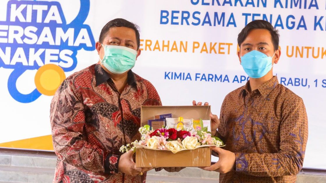 Gandeng Kimia Farma, Gibran Bagikan Ribuan Paket Vitamin untuk Nakes dan Anak