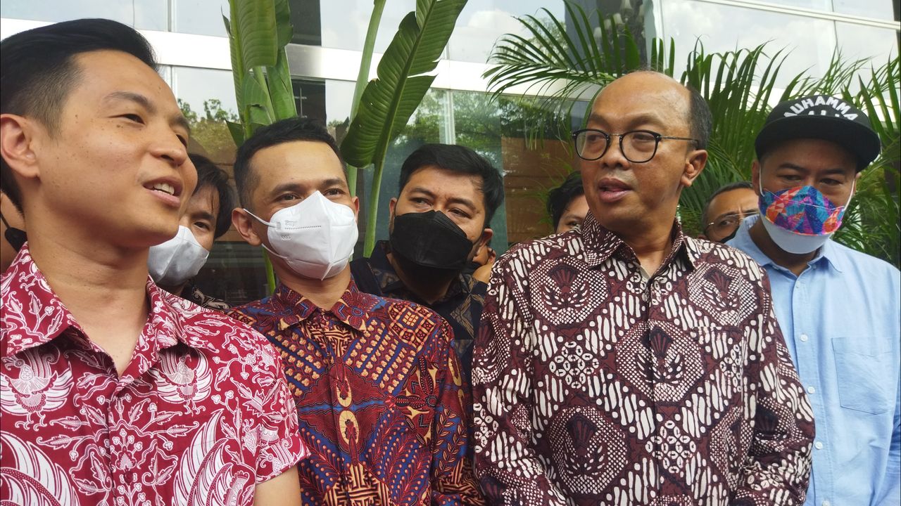 Ernest Prakasa Bersama Pandji Pragiwaksono dan Perkumpulan Stand Up Indonesia Gugat Merek Open Mic, Kenapa?