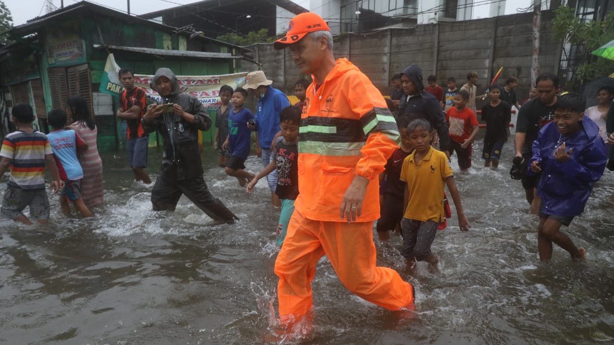 Semarang Dilanda Banjir, Ganjar: Tahun Baru Hujan Deras Tak Usah Keluar