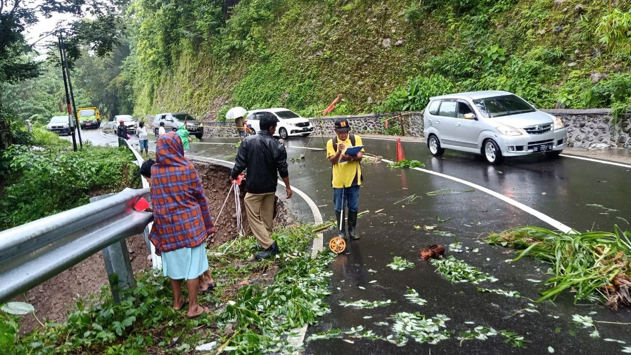Jalan Poros Malino Gowa Longsor, Pemprov Sulsel Bergerak Lakukan Penanganan Darurat
