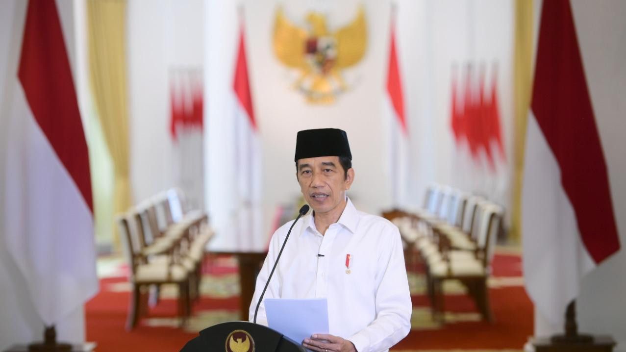 Demi Hentikan Covid-19, Jokowi Memohon ke Masyarakat: Tinggallah di Rumah