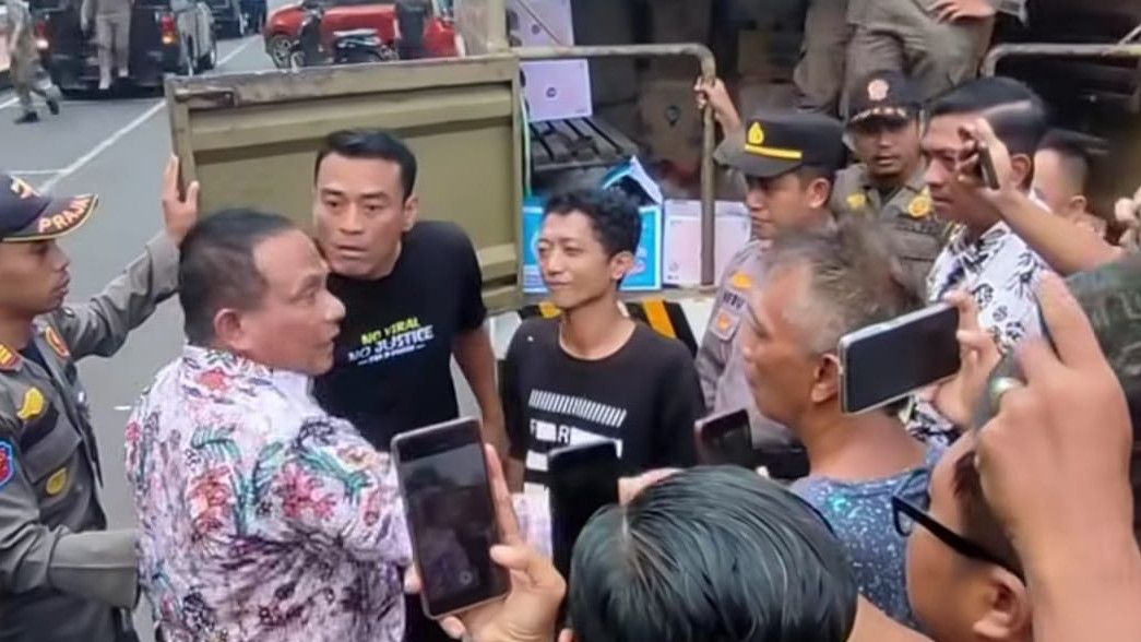 Satpol PP Bubarkan Aksi Demo Kenaikan PBB di Pati, Ratusan Dus Air Mineral Disita