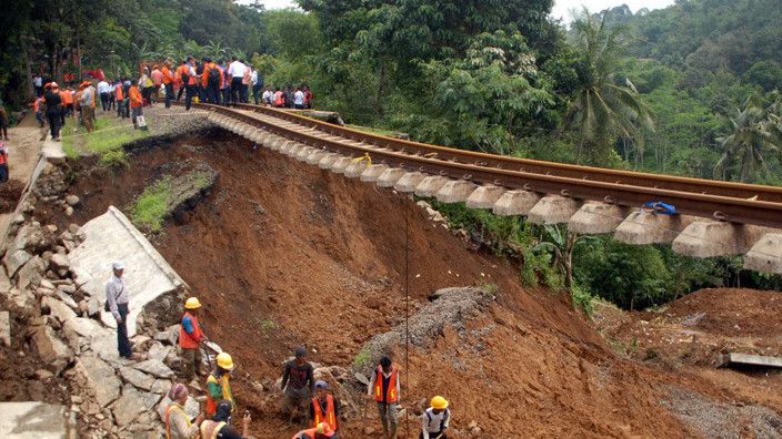 Perjalanan Kereta Pangrango Lintas Bogor - Sukabumi Dibatalkan Akibat Jalur Rel Terdampak Longsor