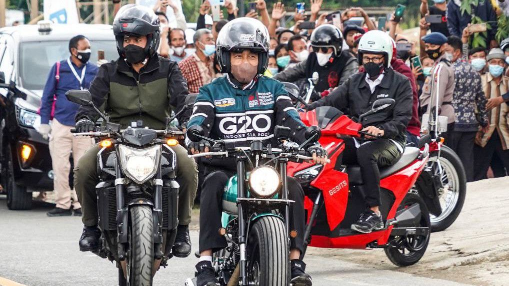 Penampakan Jokowi Gunakan Produk Buatan Indonesia dari Motor Hingga Helm saat Tinjau Pantai Bebas Parapat Danau Toba