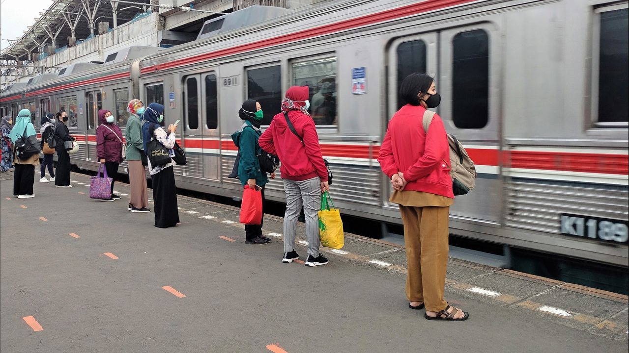 Ada Perbaikan Wesel di Stasiun Manggarai, KRL Antre Gantian Masuk Stasiun Manggarai, Penumpang Terlambat