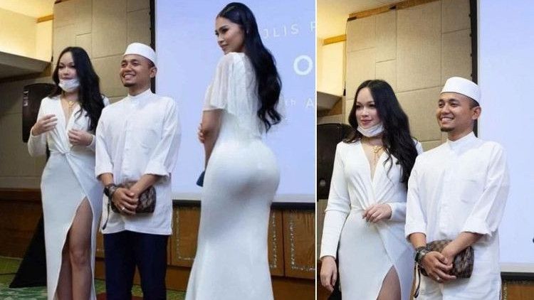 Ustaz Ini Dikecam karena Foto Bareng Dua Model Seksi Berpakaian Terbuka, Netizen: Belajar Dekat dengan Bidadari
