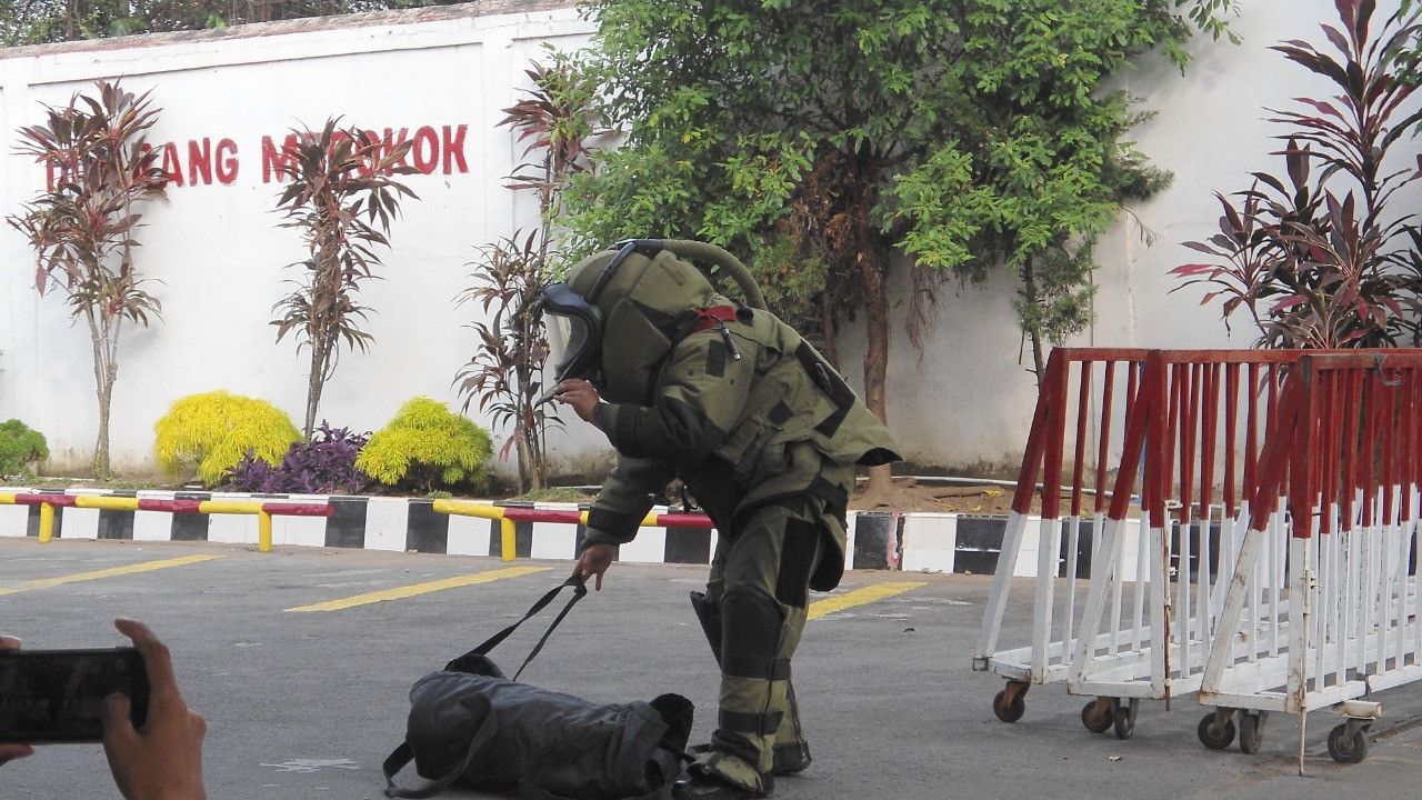 Aksi Tim Jibom Lumpuhkan 'Bom' di SPBU Dekat Polrestabes Medan