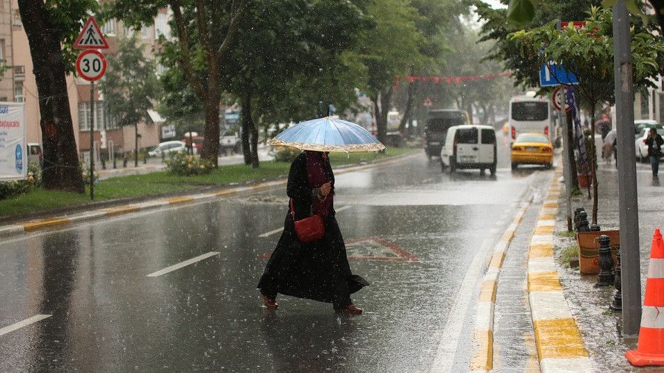 Sedia Payung, Hujan Diprediksi Guyur Jakarta pada Sabtu Siang dan Sore