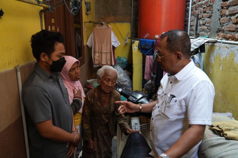 Seorang Nenek di Surabaya Dipaksa Mengemis, Miris