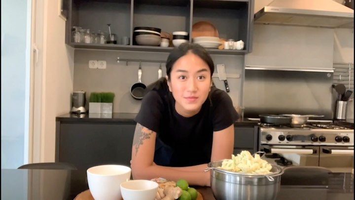 Viral Video Asyik Makan Babi Panggang Ambawang, Chef Renatta 'Sentil' Netizen: Tong Kosong Nyaring Bunyinya!