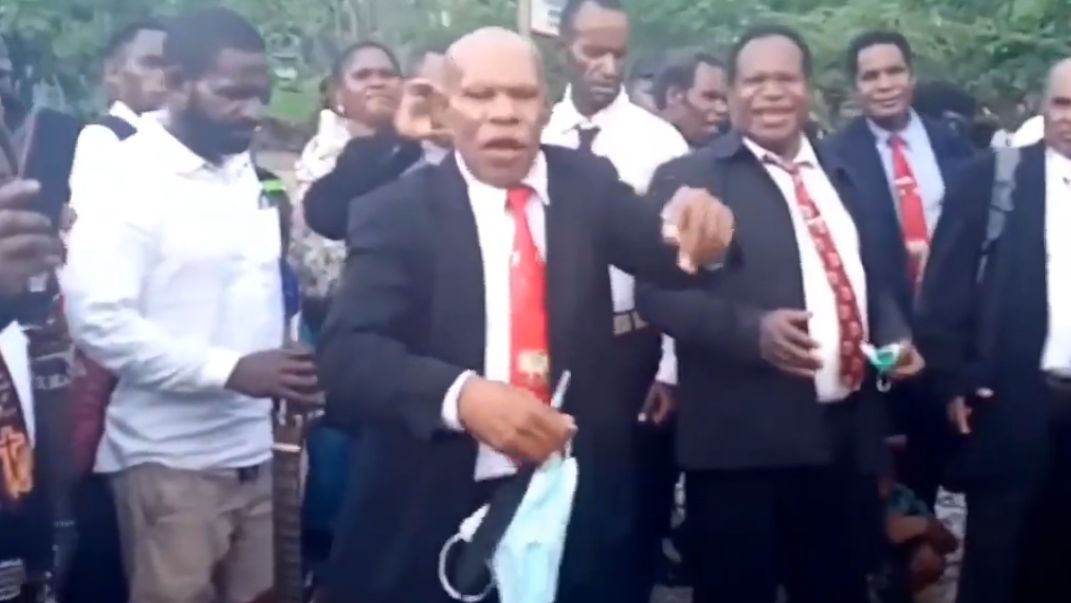 Viral Aksi Bakar Masker dan Botol Vaksin di Papua, Pendeta: Sampai Tuhan Yesus Datang Kami Tak Percaya COVID