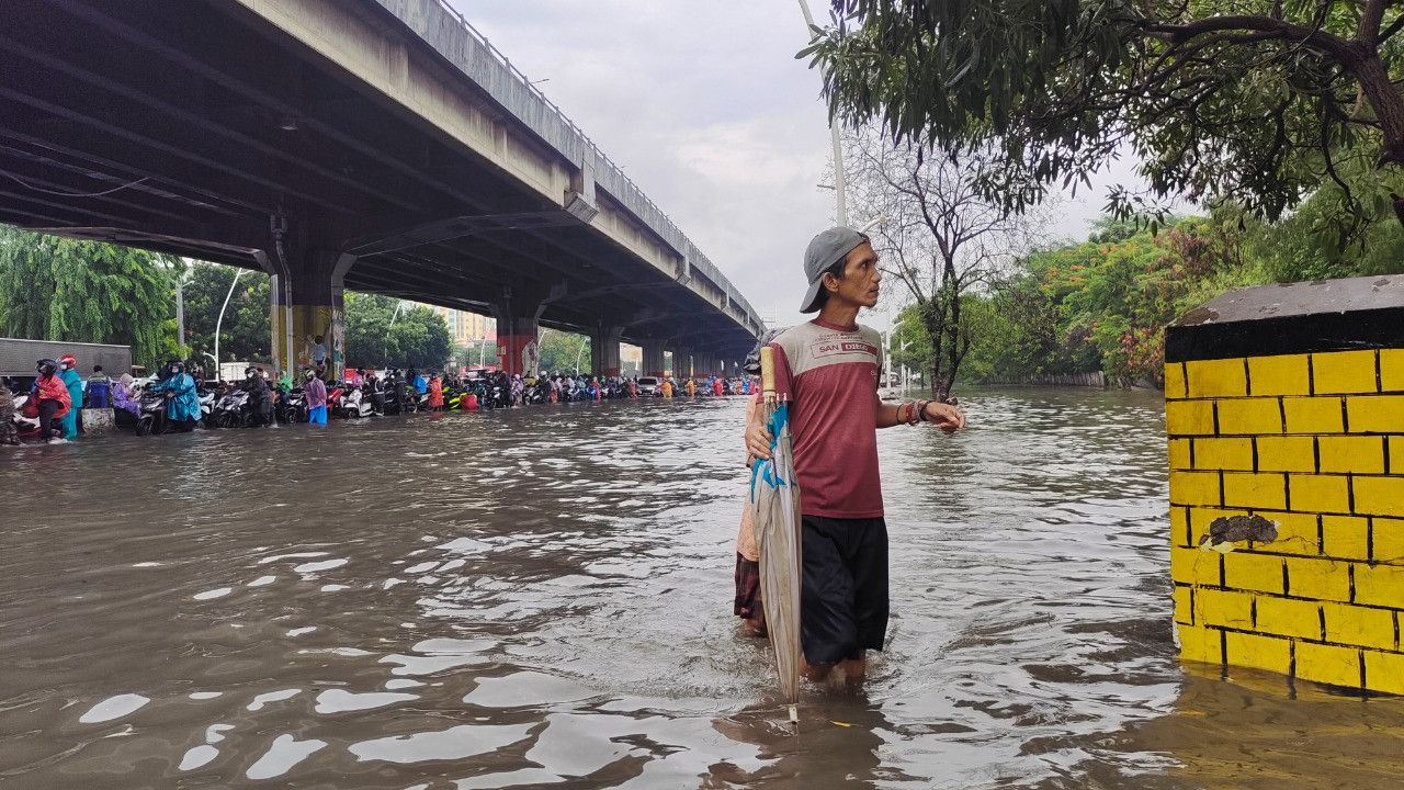 Lima RT di Jakarta Terendam Banjir Siang Ini, Tinggi Air Ada yang Capai Satu Meter