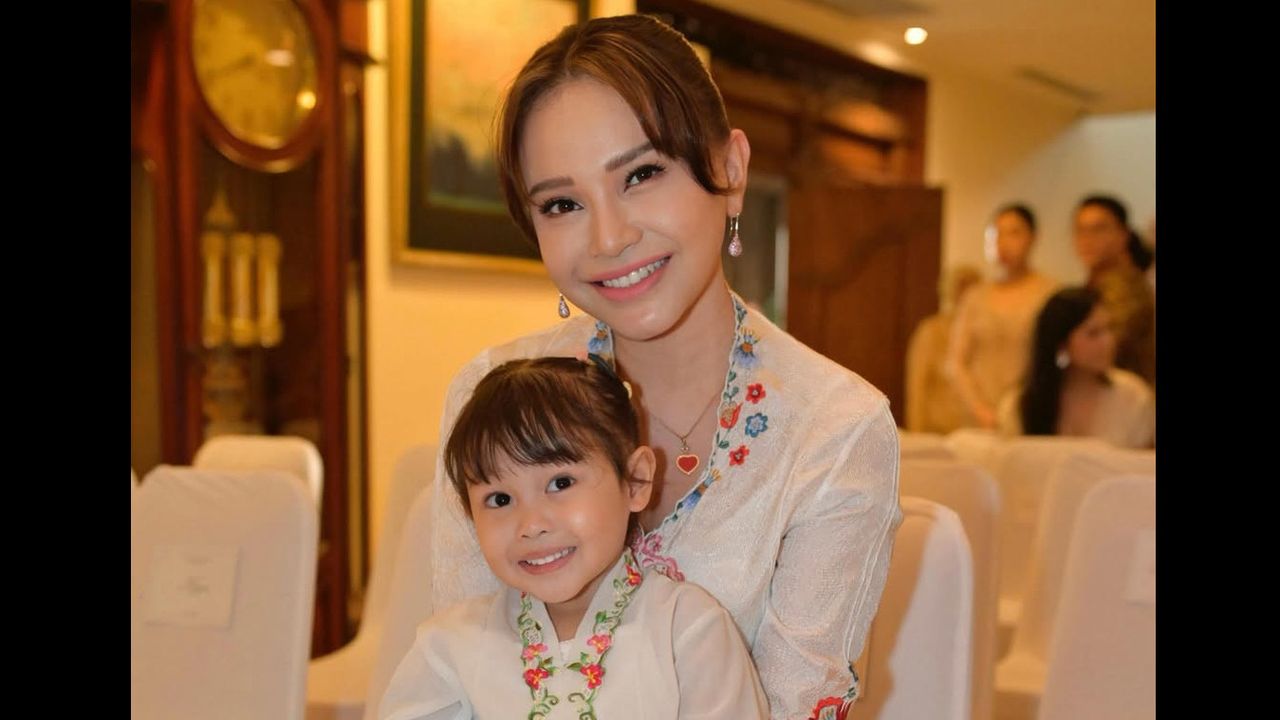 Bikin Gagal Fokus, Rossa Bagikan Momen Bareng Anak Angkatnya, Netizen: Mirip Banget!