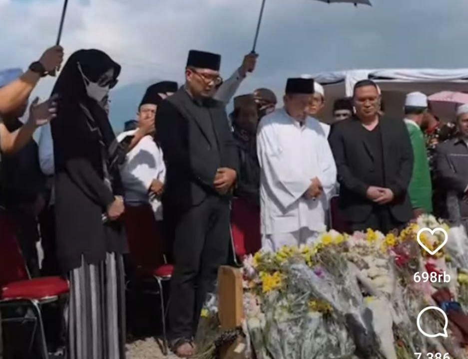 Habib Luthfi datangi makam Eril (Foto: Instagram/@ridwankamil)