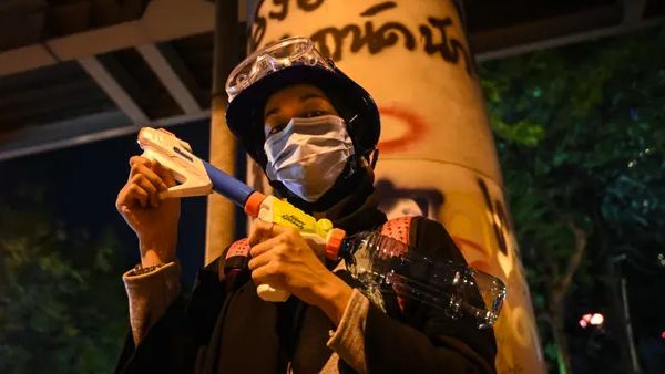 Thailand Memanas, Kantor Polisi Ditembaki Demonstran Pakai..