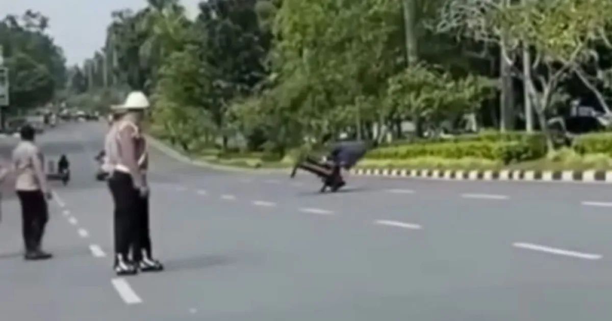 Pengendara Becak Motor Dicari Usai Angkat Ban Depan Polisi Pekanbaru Jelang Kedatangan Kapolri