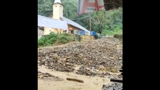 Lokasi Wisata Parapat Danau Toba Diterjang Banjir dan Longsor, Lalin dari Arah Siantar Dialihkan