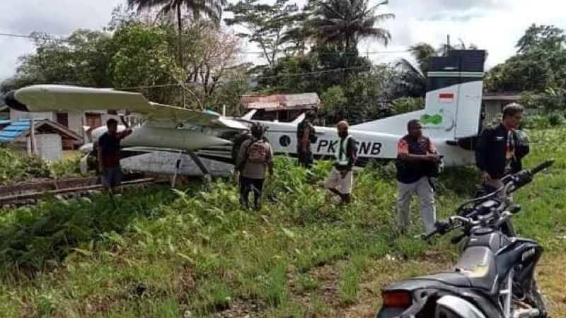 Momen Warga Kenyam di Nduga Papua Tarik Pesawat Smart Air yang Tergelincir
