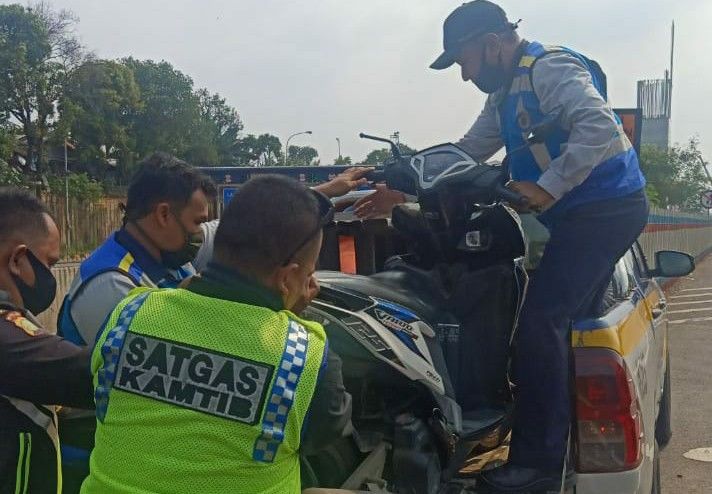 Motor Dikendarai Tiga Orang Alami Kecelakaan di Tol Cikampek