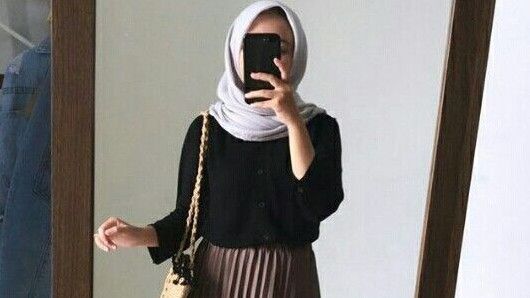 Baju Hitam Cocok dengan Jilbab Warna Apa? Berikut Panduan Mix & Match Hijab