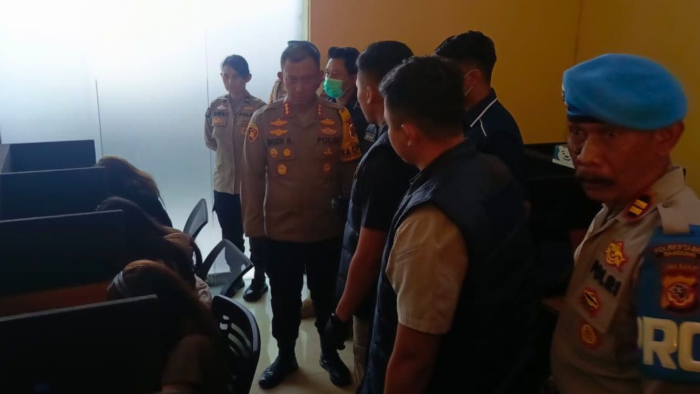 Polisi Gerebek Markas Promosi Judi Online Berkedok Toko Kain dan Baju di Bandung