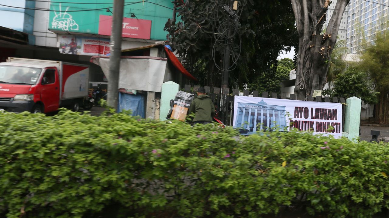 Spanduk 'Mahkamah Keluarga' Terpasang di Jalanan Jakarta