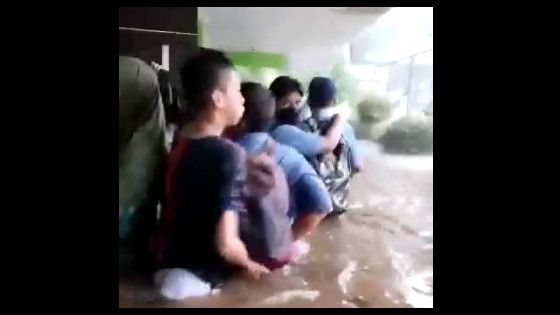 Tembok di MTS Negeri 19 Pondok Labu Jaksel Roboh Akibat Banjir, 3 Orang Dikabarkan Tewas