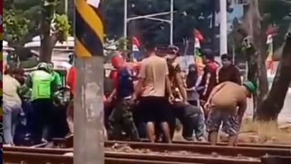 Bajaj Tertabrak KRL di Bekasi, 2 Penumpang Tewas, Sopir Luka