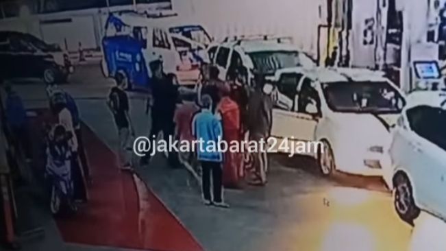 Viral, Pengemudi Mobil Serobot Antrean di SPBU Kalideres, Lalu Pukul Pemobil Lain karena Tak Terima Ditegur