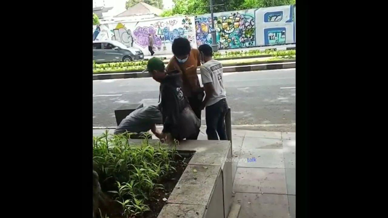 Bukan Sinetron Preman Pensiun, Viral Video Komplotan Copet Beraksi di Alun-alun Kota Bandung